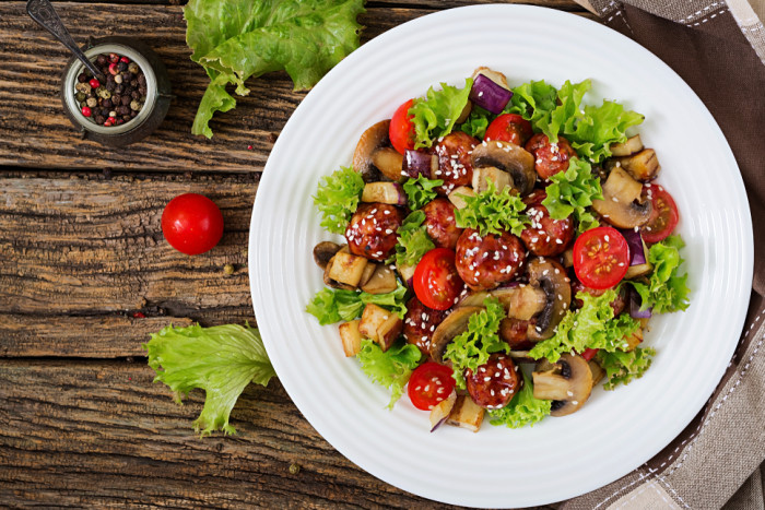 салат с фрикадельками