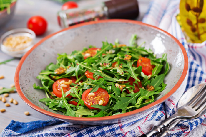 помидоры с рукколой