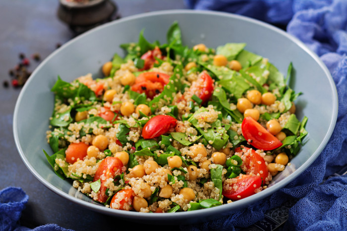салат с нутом и шпинатом