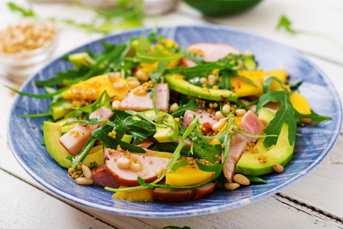 салат с ветчиной и персиком