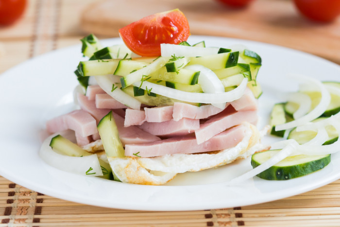 салат с яичницей