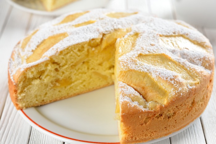 Яблочная шарлотка в мультиварке