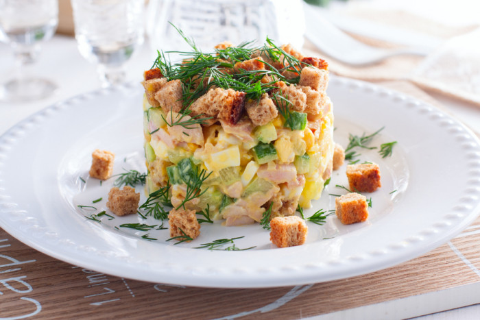 салат с копченой курицей