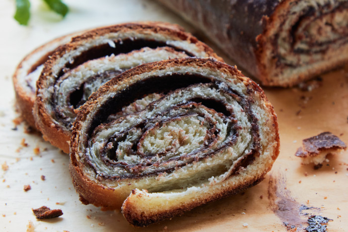 Рулет с маком и грецкими орехами