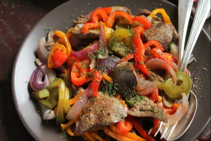 Теплый салат с куриной печенью и запеченным перцем
