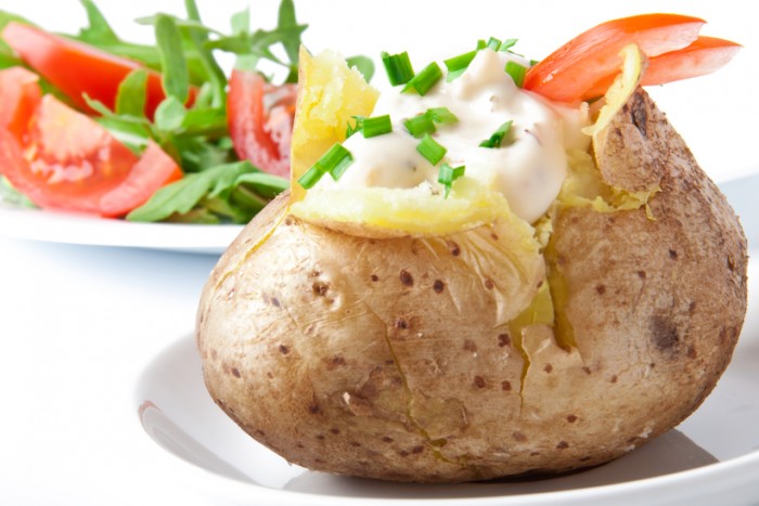 Картофель, печеный в кожуре с чесночным маслом