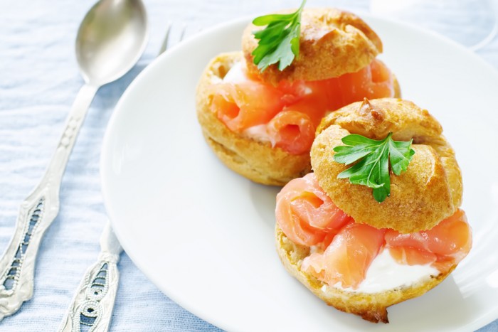 Профитроли со сливочным сыром и лососем