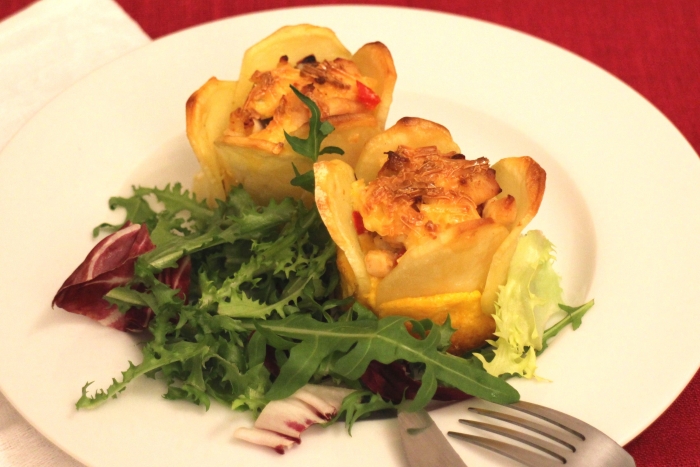 Картофельные корзинки с курицей и грибами