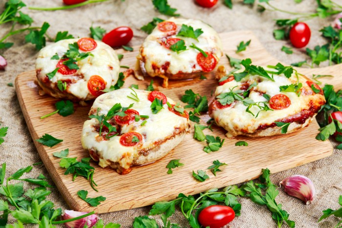 Шампиньоны с помидорами и сыром