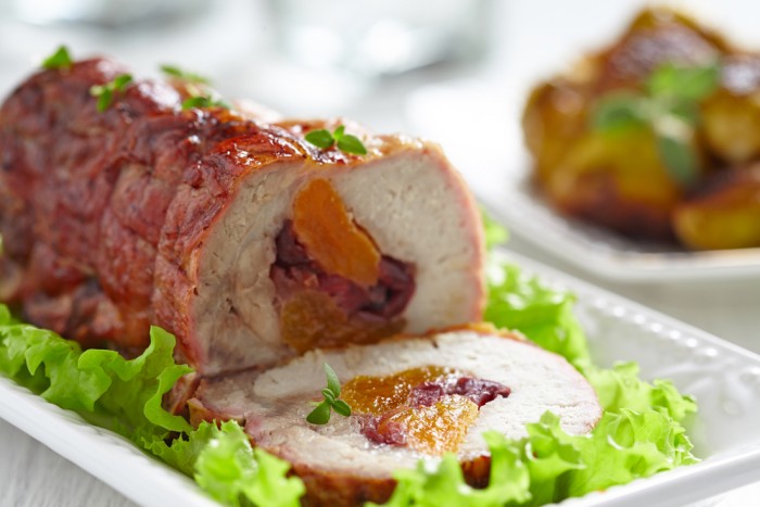 Мясной рулет с сухофруктами