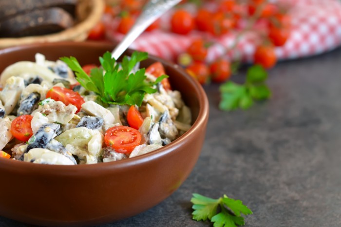 Салат с мясом, помидорами, грибами и маслинами
