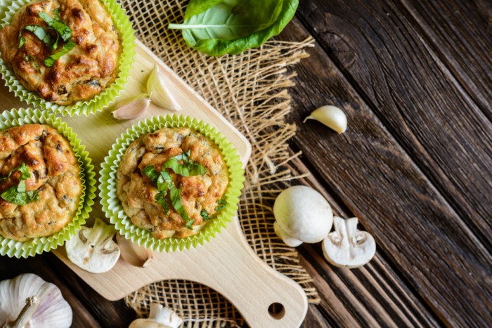 Куриные маффины с шампиньонами и моцареллой