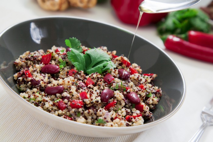 Пикантный салат с киноа, красной фасолью и кукурузой