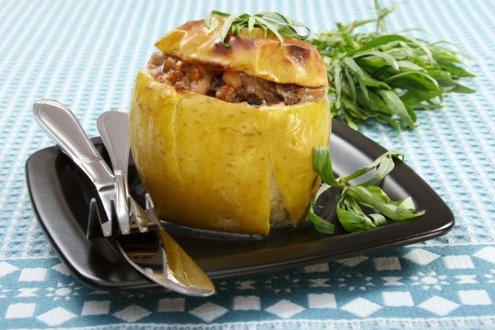 Яблоки, фаршированные курицей, черносливом и грецкими орехами