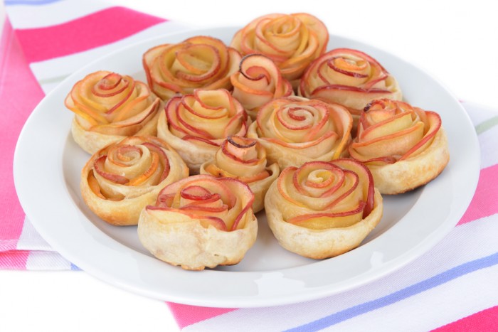 Розы из яблок, запеченные в духовке