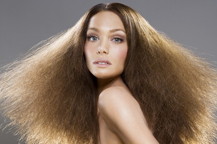 Как спасти волосы от электризации