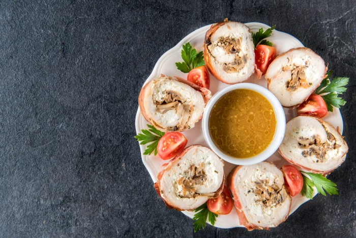 Рулет из индейки с сыром фета и шампиньонами