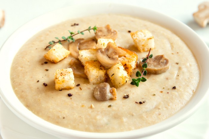 Картофельный суп-пюре с грибами и гренками