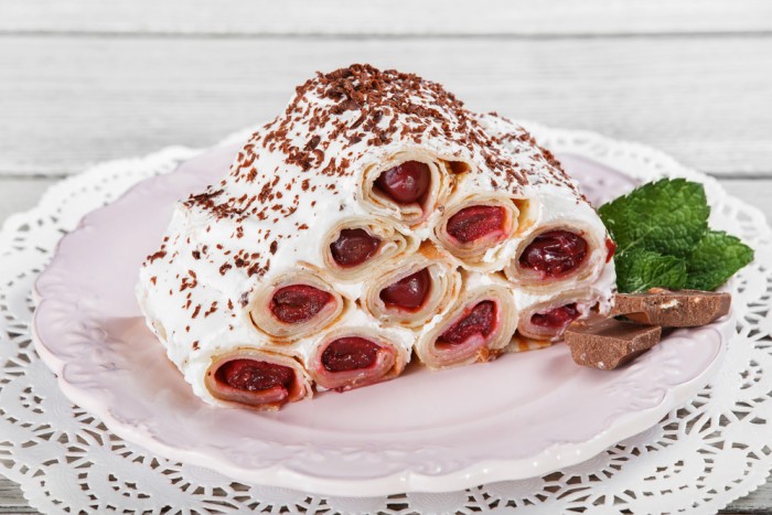 Торт из блинов с вишнями и маскарпоне
