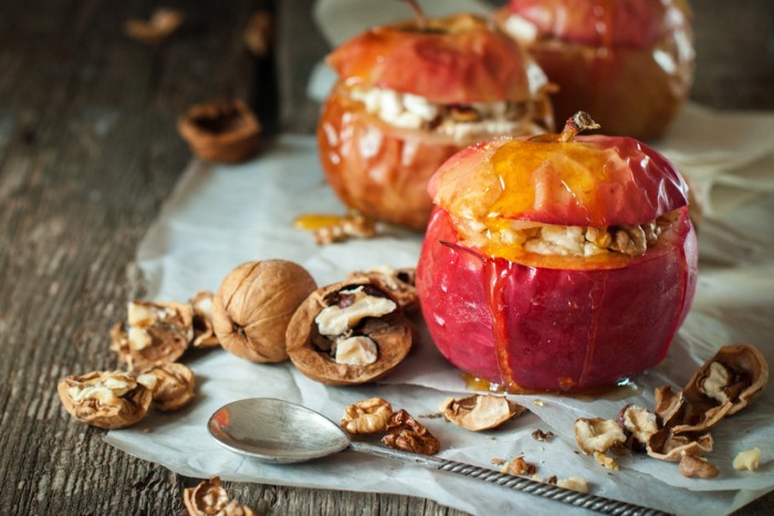 Яблоки, запеченные с овсянкой и орехами