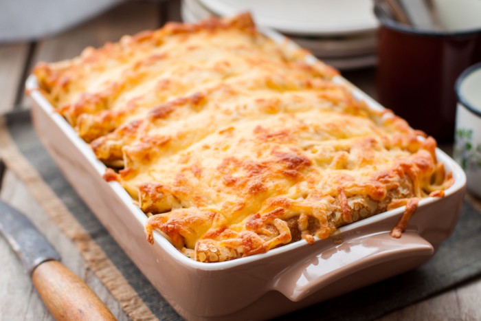 Запеканка из блинов с курицей и шпинатом