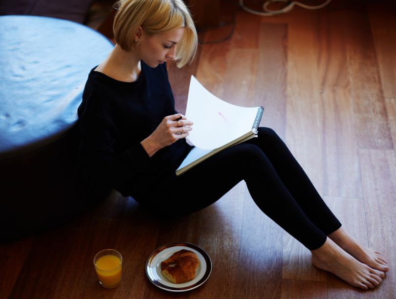 девушка пишет и ест