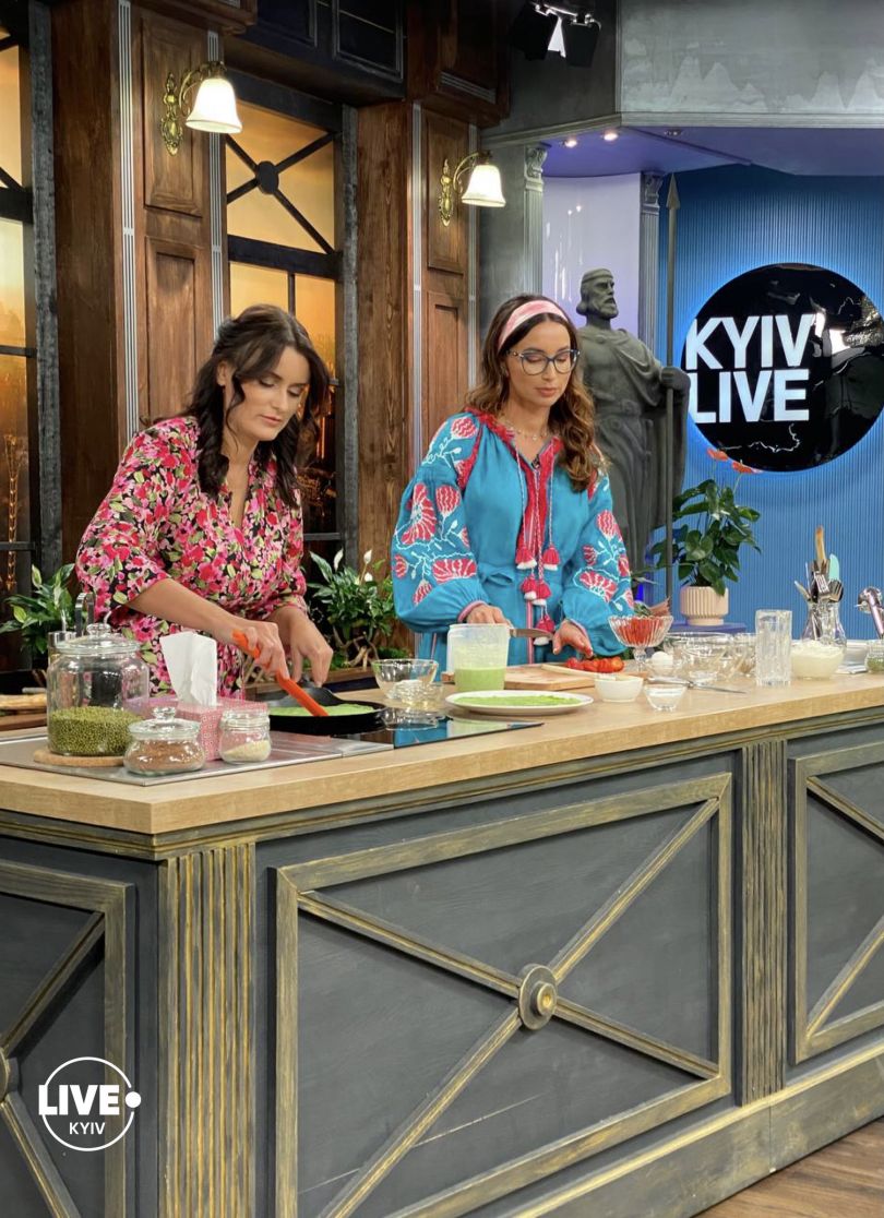 Шпинатные блинчики с клубникой