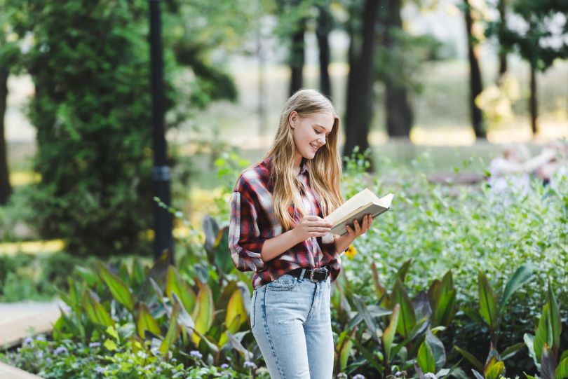 девушка читает книгу
