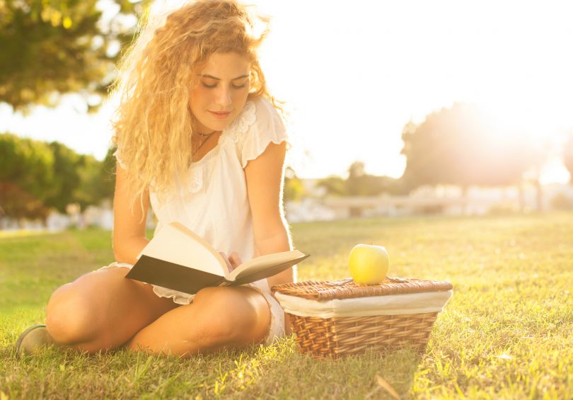 девушка читает книгу