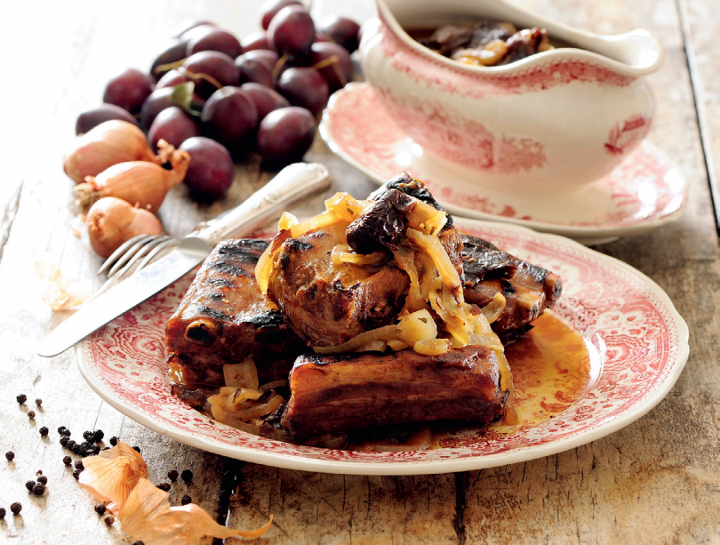 Тушеные ребра со сливой и пряными травами