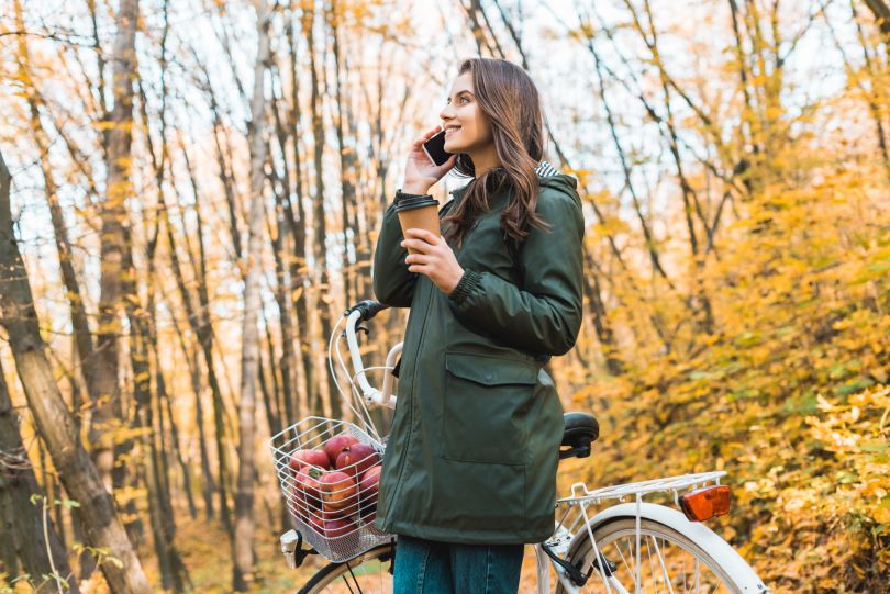 девушка на велопрогуке