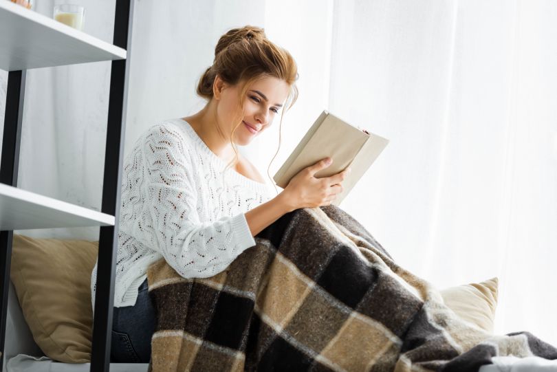 девушка читает книгу