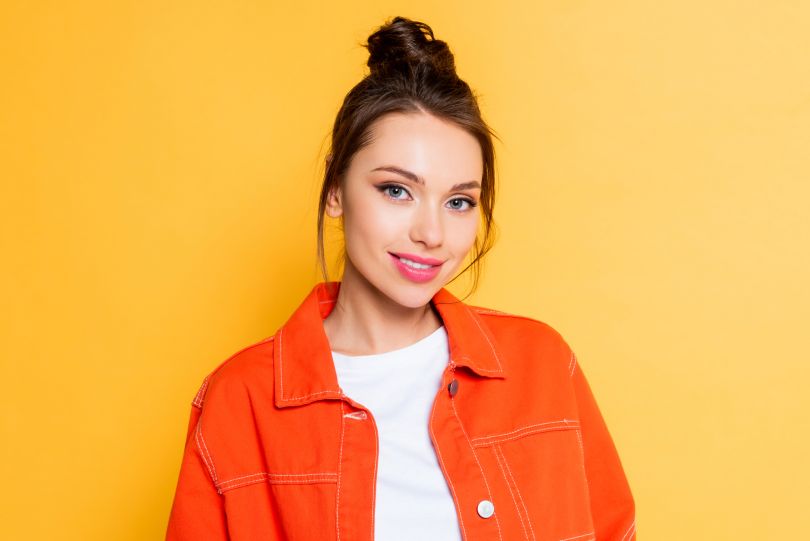 девушка улыбается