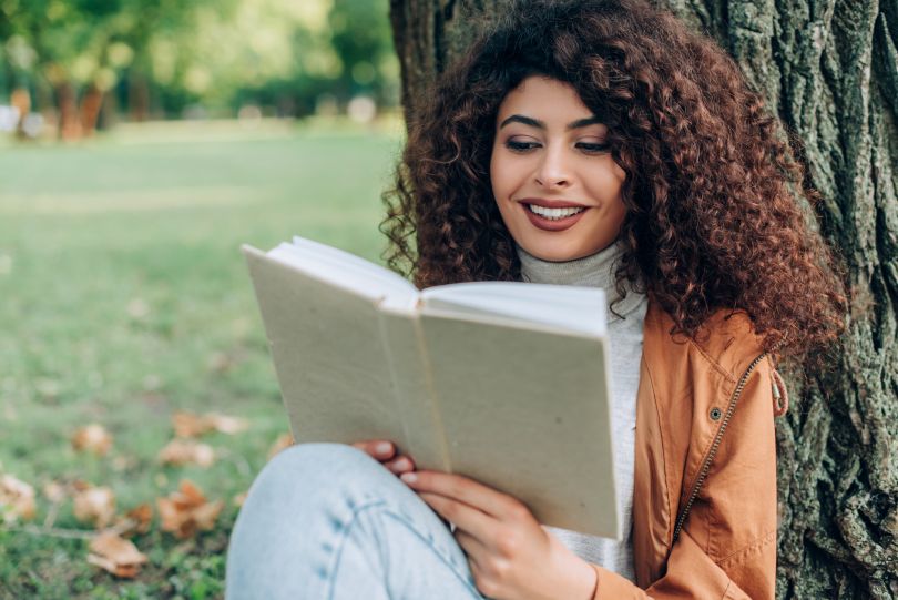 девушка читает книгу