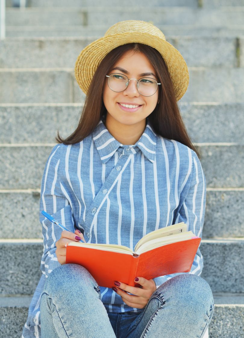 девушка с книгой