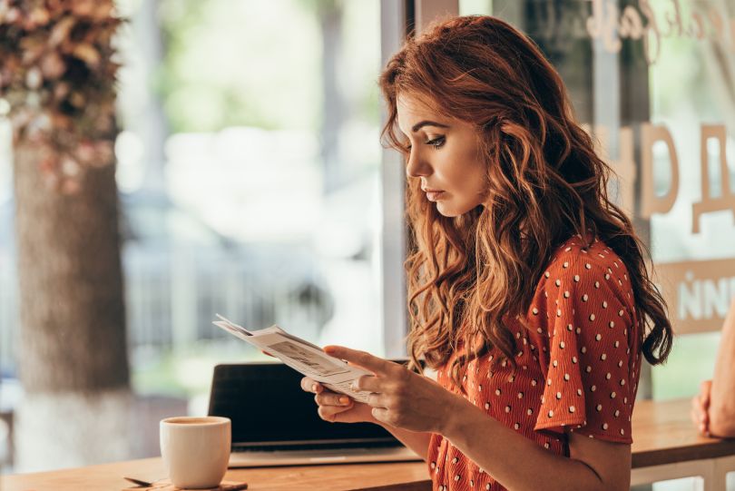 девушка читает книгу