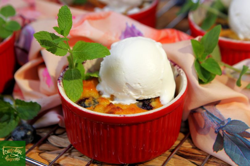 Хлебные пудинги с голубикой