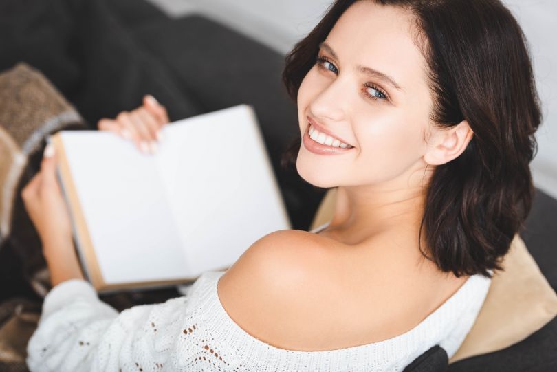 девушка с книгой