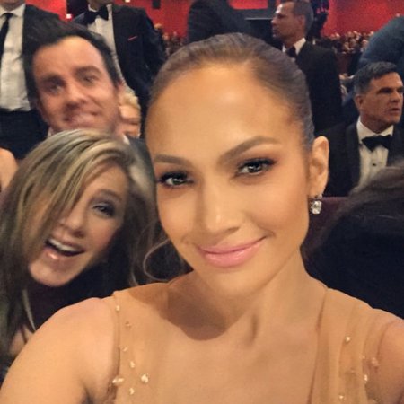 /storage/shares/uploads/files/1449780325_120415-photobomb1.jpg