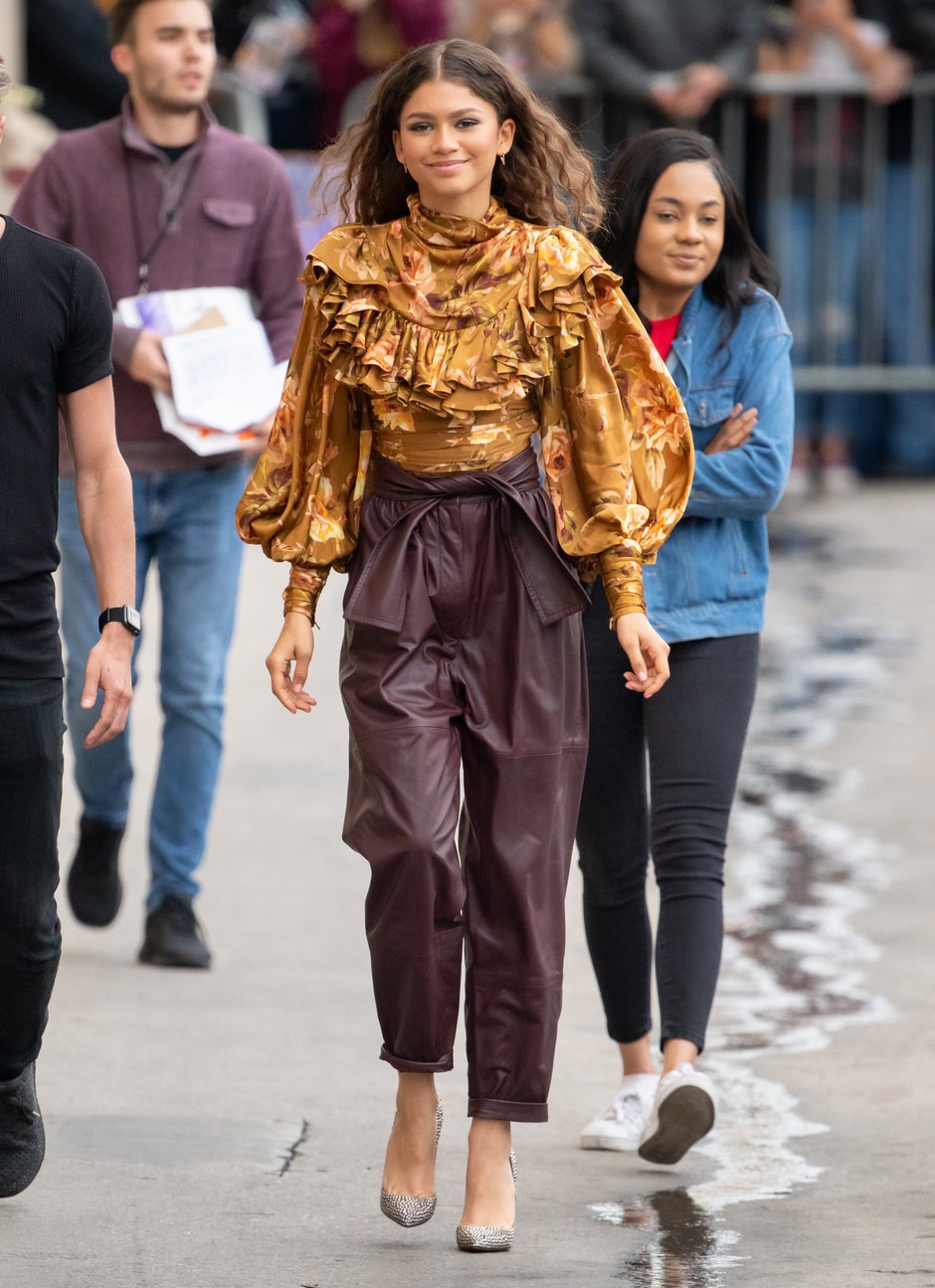 /storage/shares/uploads/files/1557567060_zendaya-i-dzheyk-dzhillenhol-pered-intervyu-v-los-andzhelese1.jpg