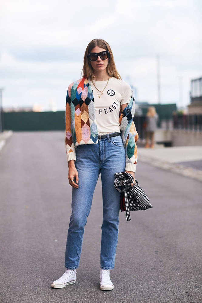 /storage/shares/uploads/files/17-copenhagen-spring-2018-street-style-argyle-cardigan-graphic-t-shirt-jeans-white-sneakers.jpg