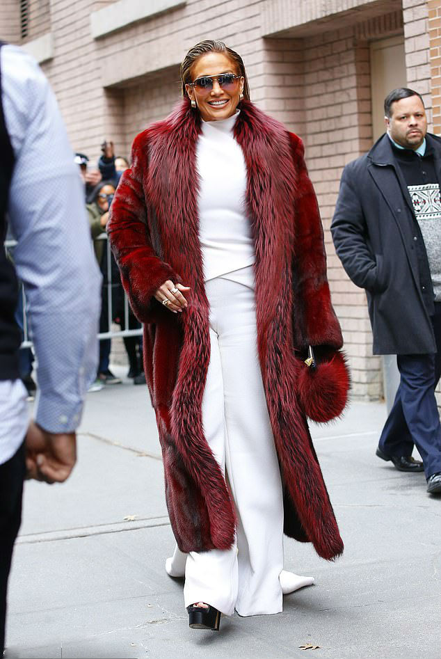 /storage/shares/uploads/files/7346006-6489125-Glamour_queen_The_Dinero_singer_wrapped_herself_up_in_a_long_red-a-14_1544645257628.jpg