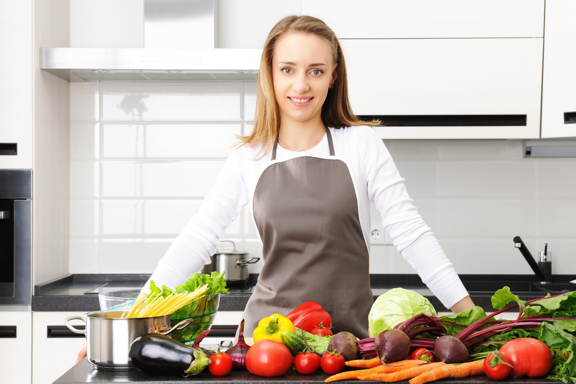 Is being cooked. Женщина на кухне. Готовка на кухне. Хозяйка на кухне. Готовка пищи.