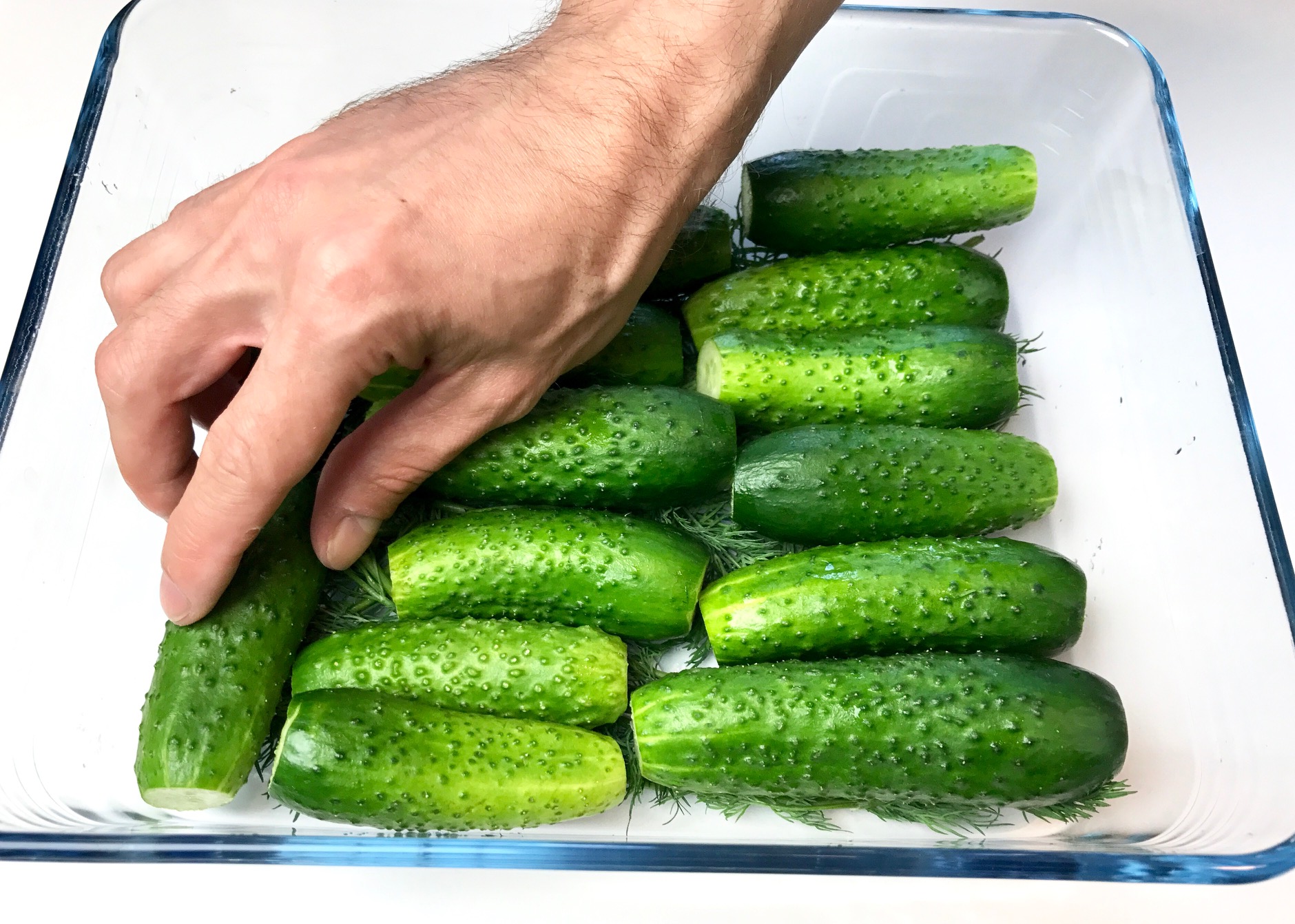 выкладываем огурцы в емкость