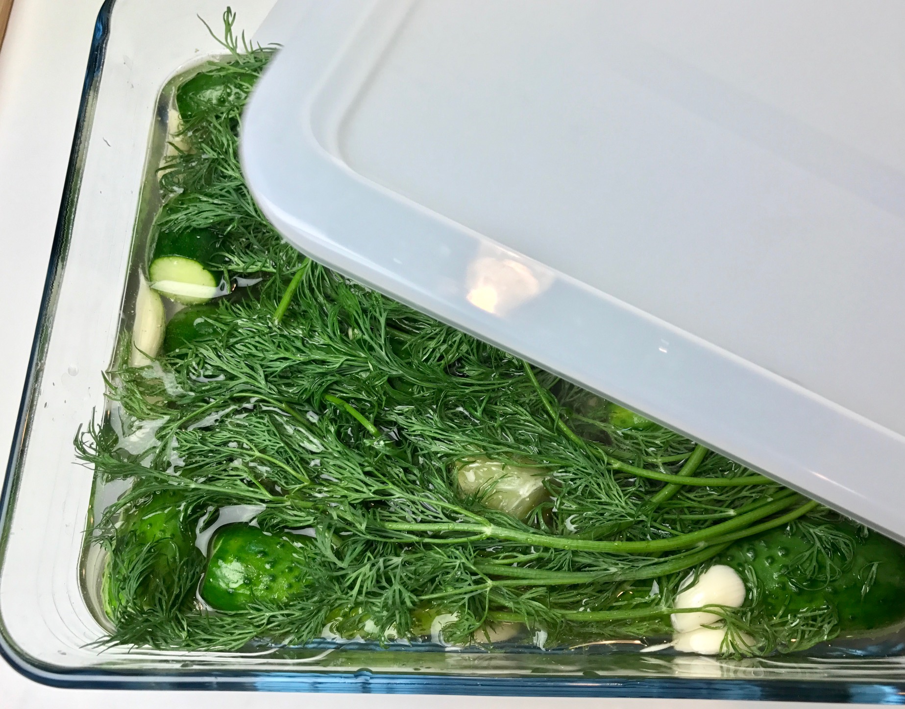 заливаем огурцы рассолом