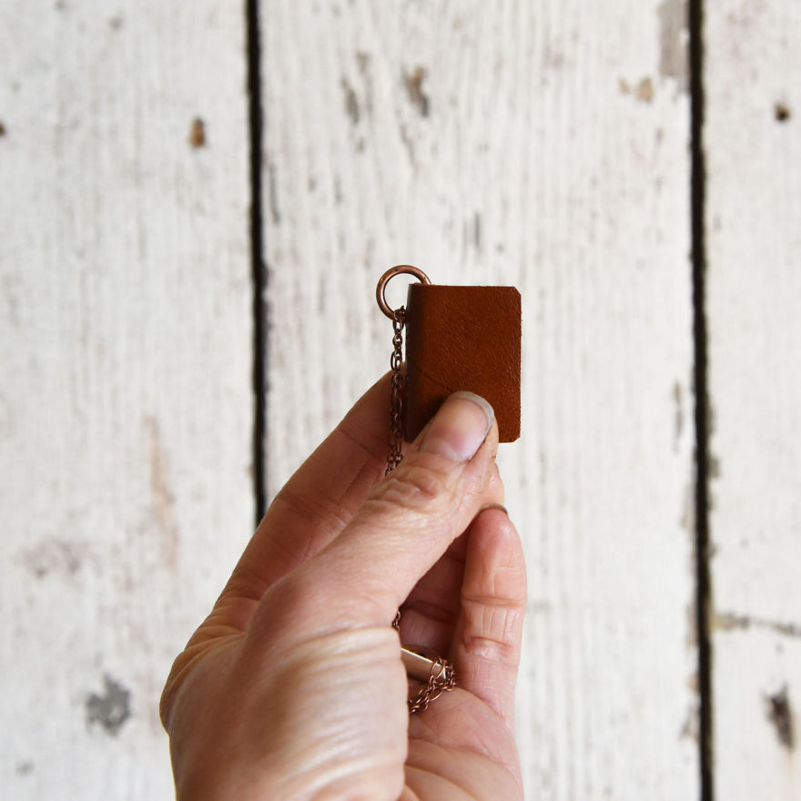/storage/shares/uploads/files/My-Friend-Makes-Miniature-Sketchbooks-You-Can-Wear-as-a-Library-Around-Your-Neck-58127041b8dc9__880.jpg