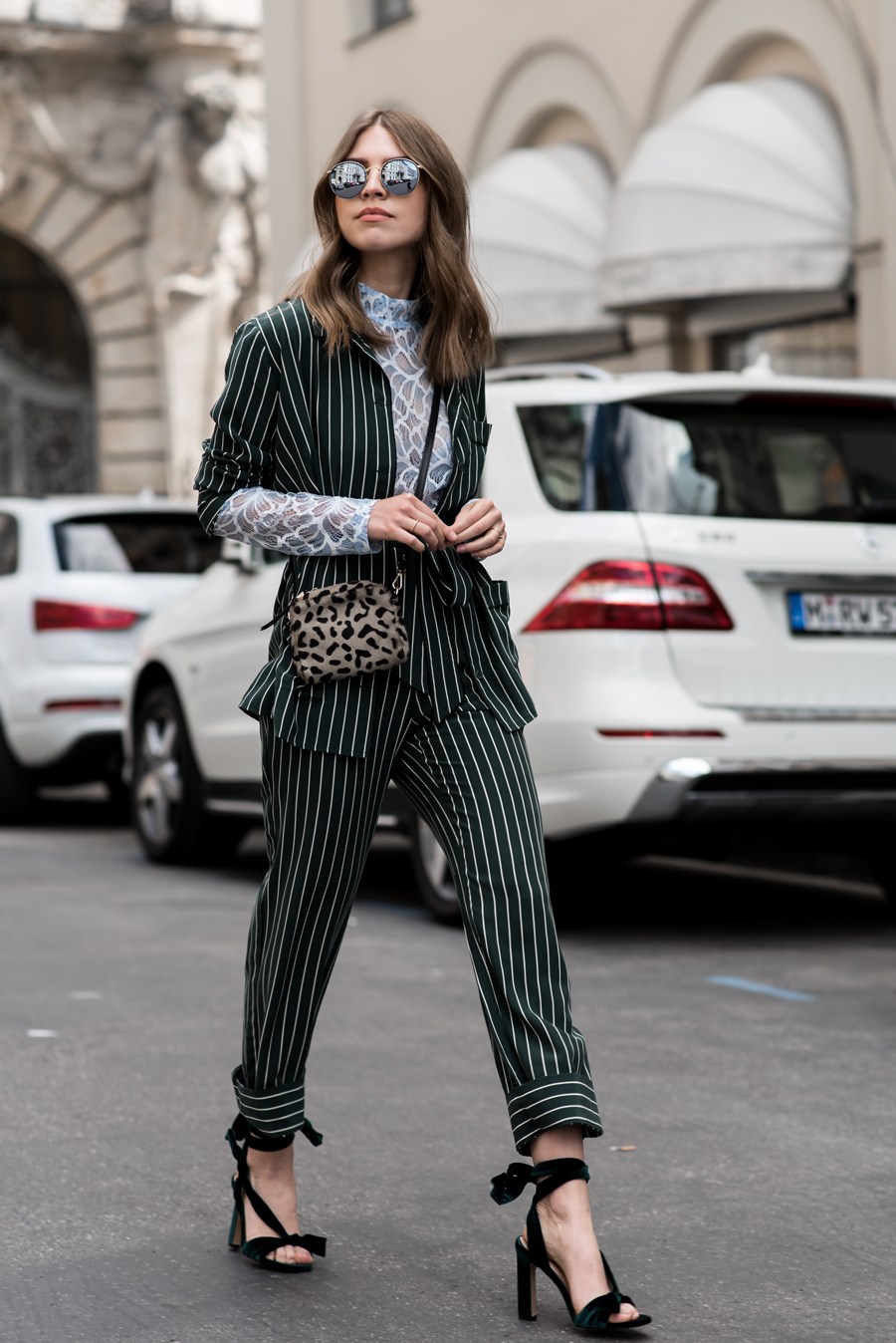 /storage/shares/uploads/files/OffwhiteSwan-Fashionblog-Muenchen-modeblog-Swantje-Soemmer-streetstyle-fashionweek-edited-spitzen-shirt-ganni-pyjama-gestreift-zweiteiler-samt-sandaletten-zara-runde-rayban-6.jpg