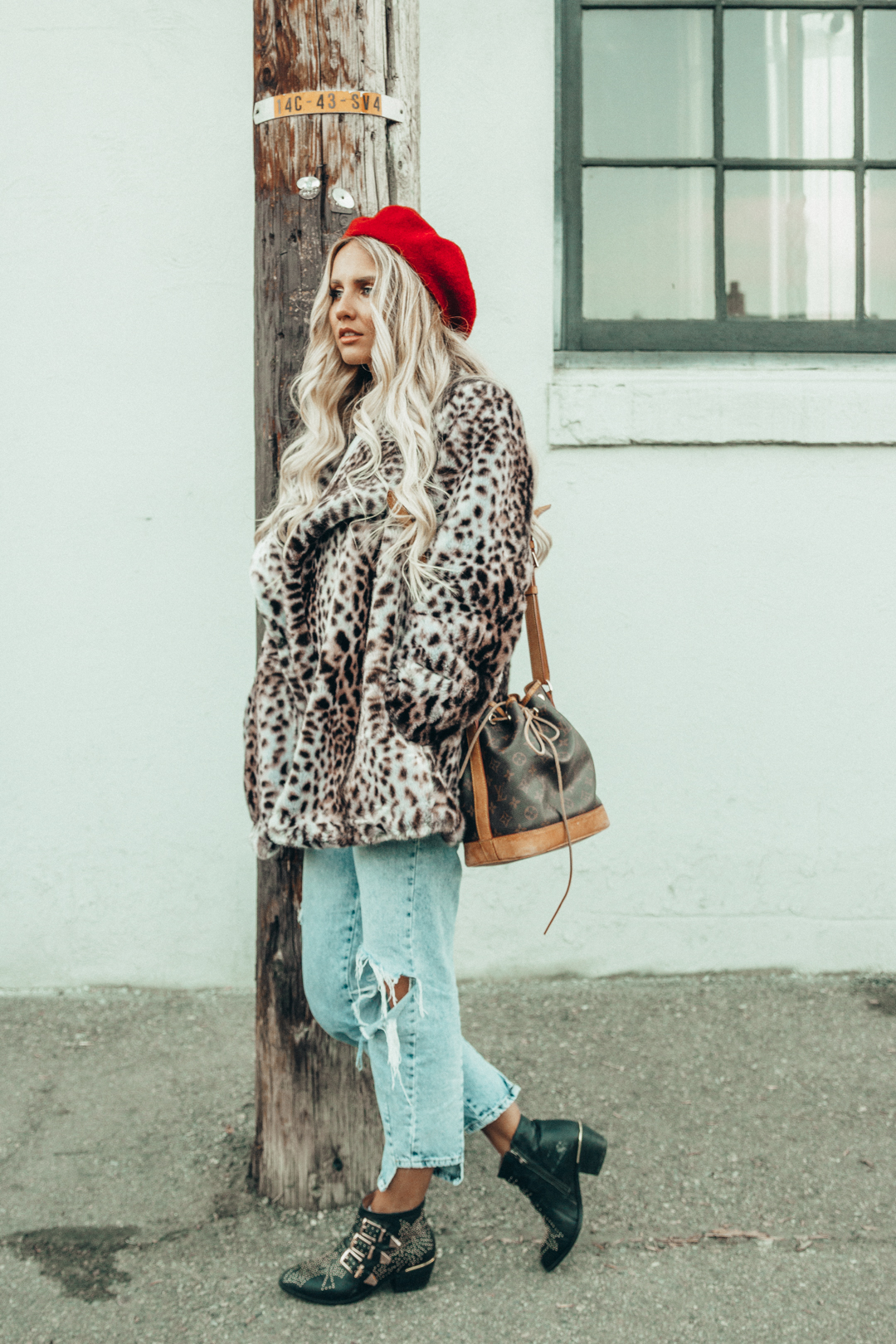 /storage/shares/uploads/files/Outfit-Zara-Leopard-Coat-Mom-Jeans-Red-Beret-5.jpg