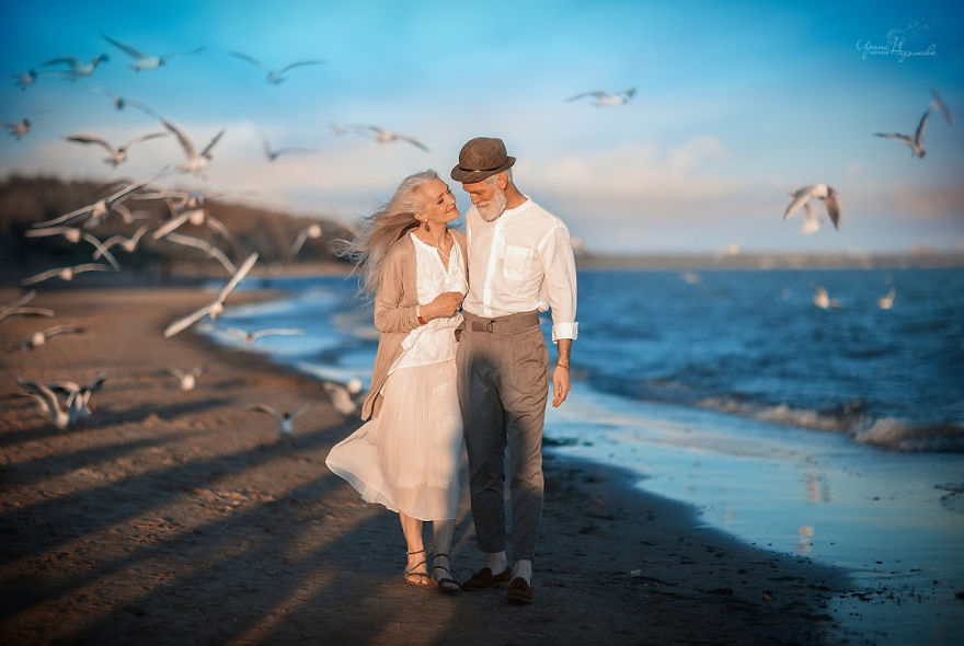 /storage/shares/uploads/files/Russian-photographer-makes-wonderful-photos-with-an-elderly-couple-showing-that-love-transcends-time-5971043a89352-png__880.jpg