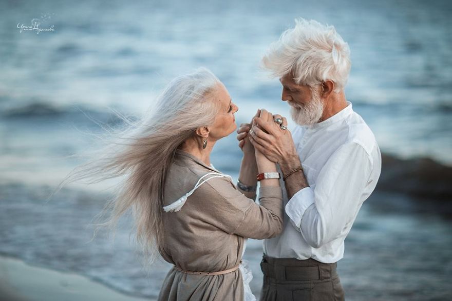 /storage/shares/uploads/files/Russian-photographer-makes-wonderful-photos-with-an-elderly-couple-showing-that-love-transcends-time-597104c3e5d64__880.jpg